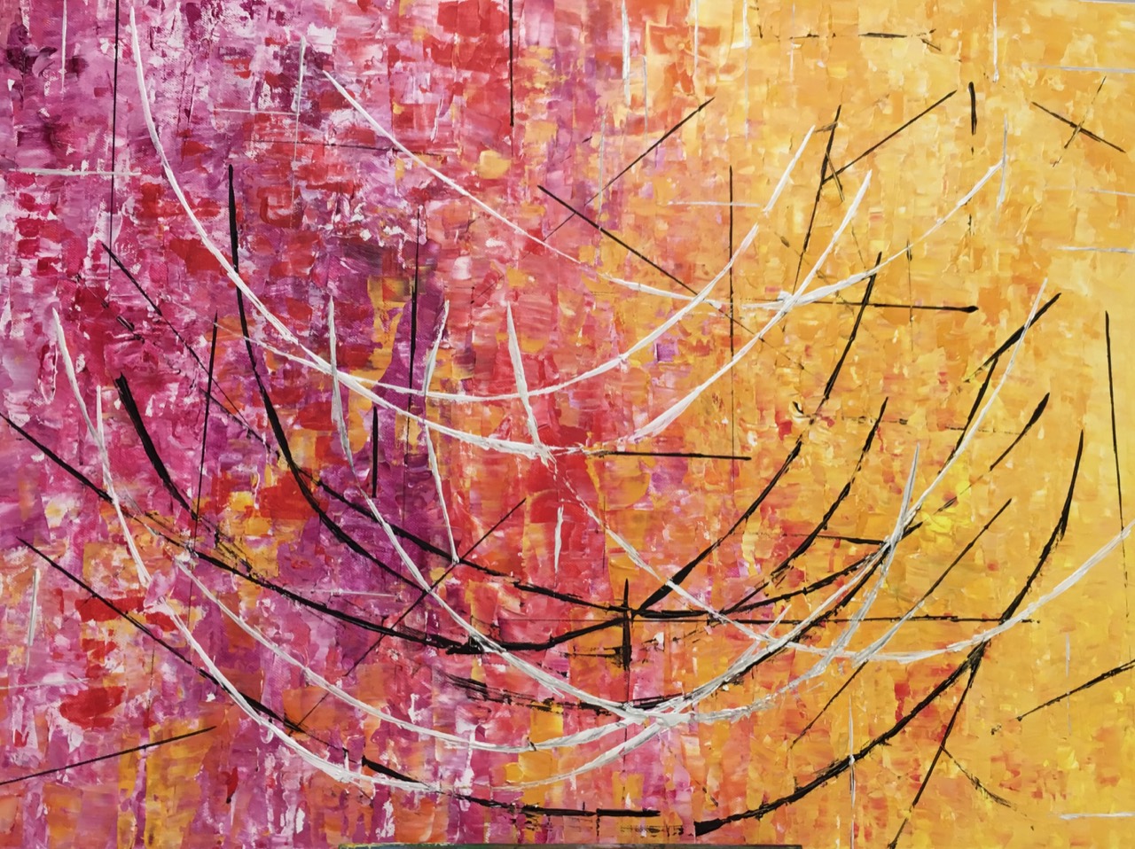 Dipinto astratto a spatola rosa, arancio e giallo con linee bianche e nere, opera di un’allieva