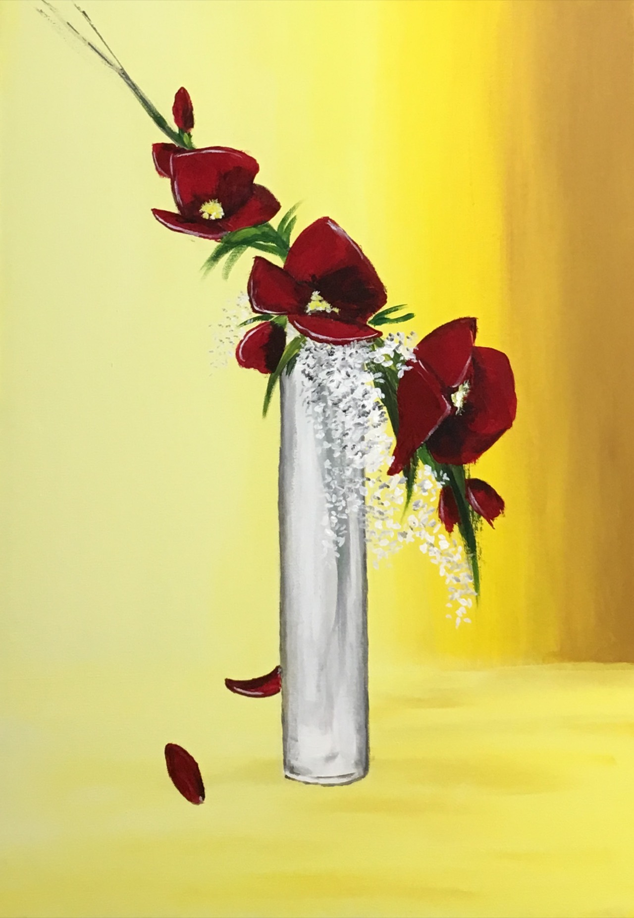 Fiori rossi in un vaso bianco su fondo giallo, acrilico di un’allieva del corso di pittura