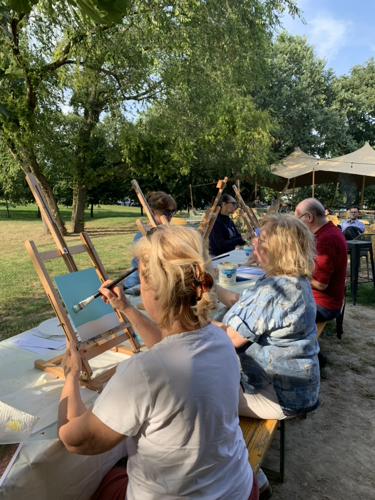 Allieve del corso di pittura dipingono insieme all’aperto a Padova