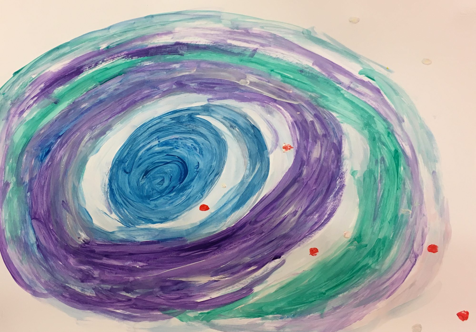 Dipinto di pittura intuitiva: spirale di blu, viola e verde acqua su un foglio chiaro