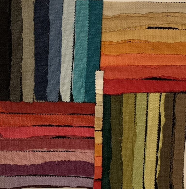 Strisce multicolore, opera tessile di Cristina Zucchi